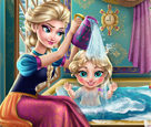Elsa Bebeğini Yıkıyor